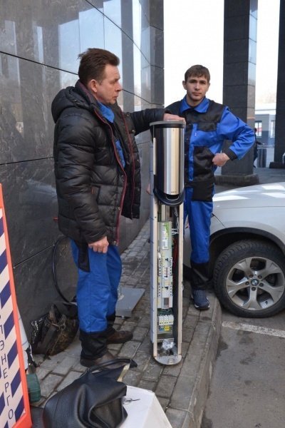 АО «Мособлэнерго» ремонтирует электрозарядные станции в Подмосковье