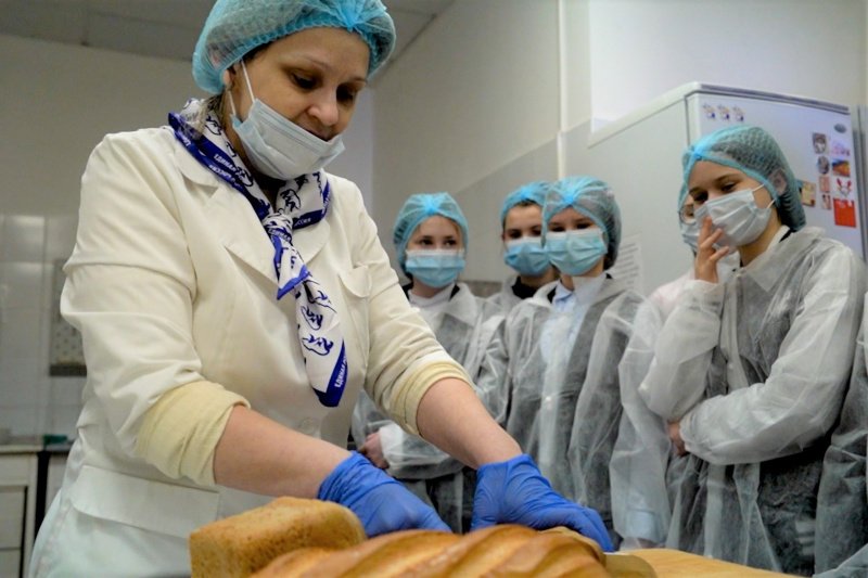 Воскресенские партийцы и сторонники «Единой России» организовали для школьников экскурсию на хлебокомбинат