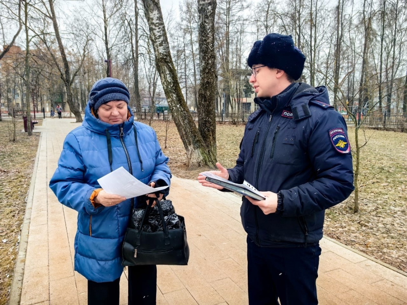 В Воскресенске участковый уполномоченный полиции провел профилактические беседы с жителями