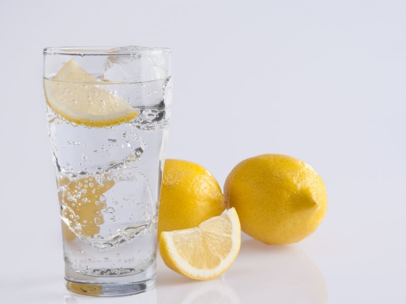 Вода с лимоном – всем ли нужно начинать с нее день