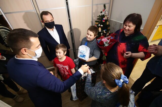 Игорь Брынцалов поздравил многодетную семью с наступающим Новым годом 