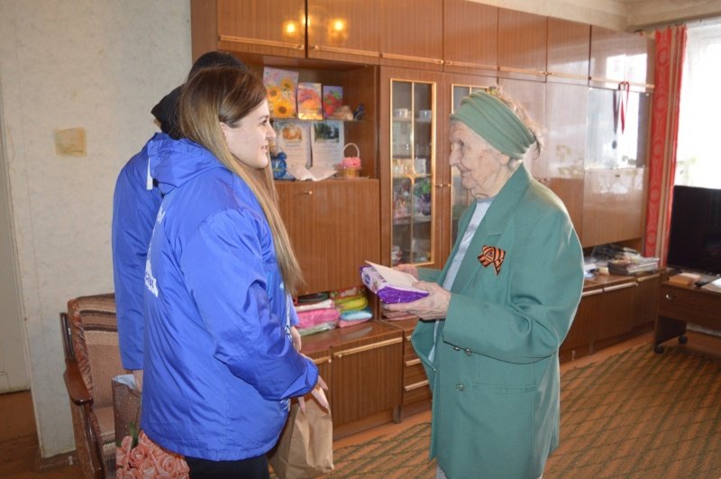 Партийцы Воскресенска поздравили женщин-ветеранов с Международным женским днем