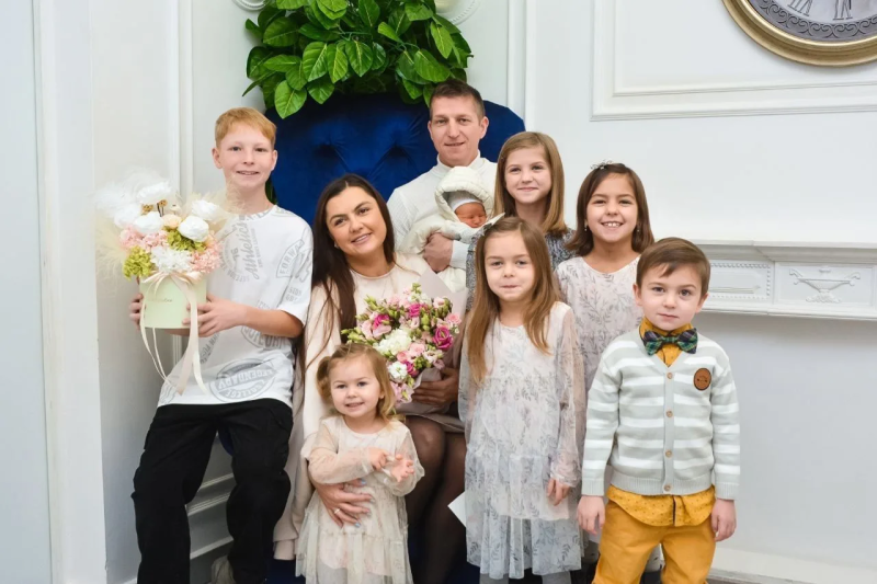 Выплаты молодым многодетным семьям в 300 000 рублей начали действовать в 2025 году