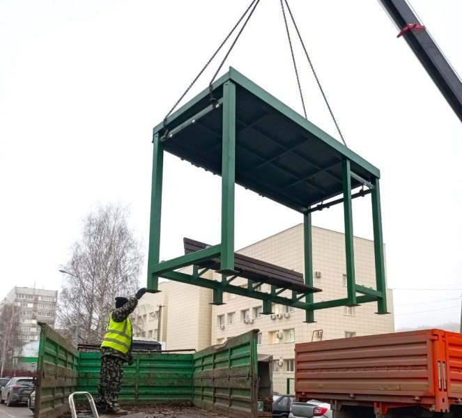 В Воскресенске устанавливают новые остановочные павильоны