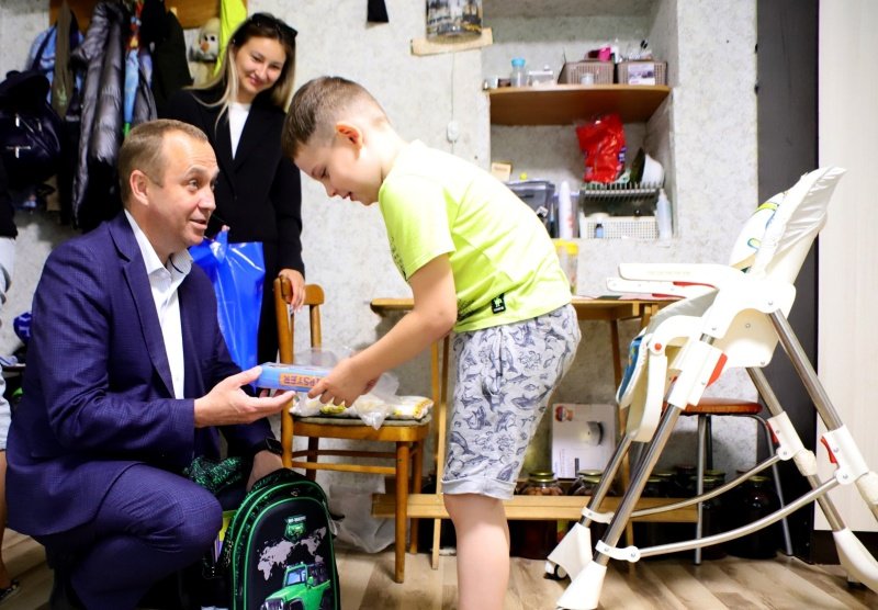 Глава городского округа Воскресенск вручил рюкзаки будущим первоклассникам 