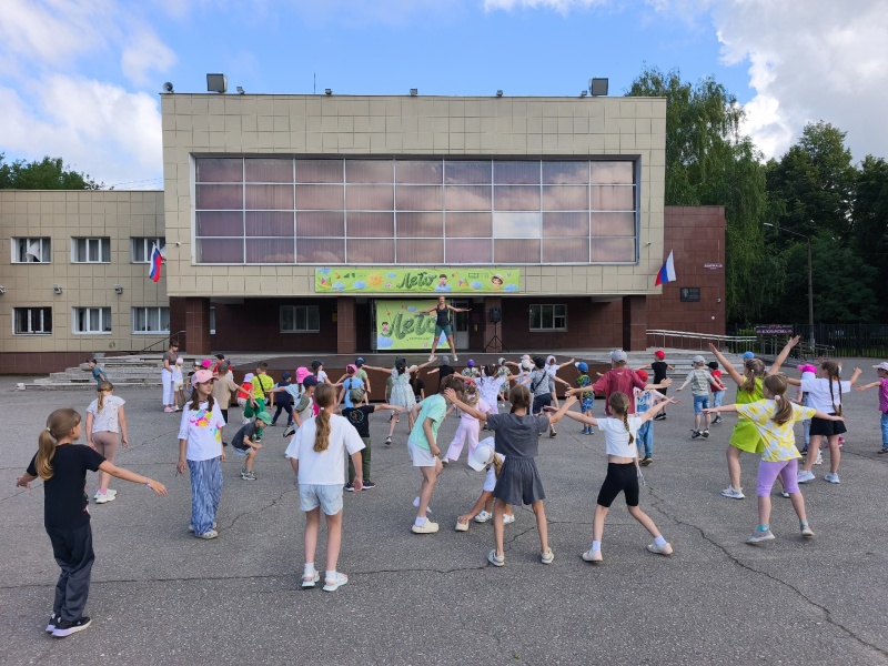Каждый вторник и четверг на площади ДК «Юбилейный» проходит «Позитивная зарядка»