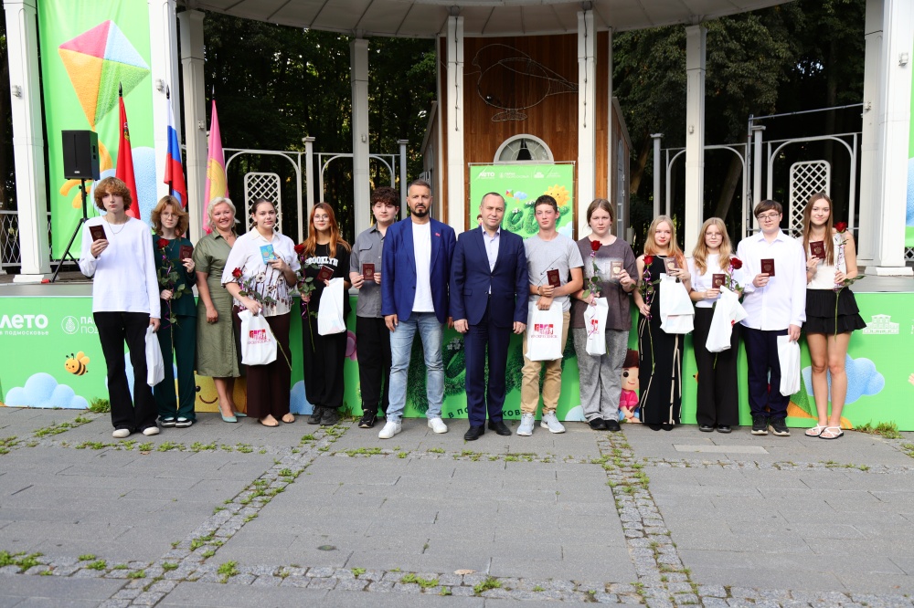 Вручение паспортов юным воскресенцам