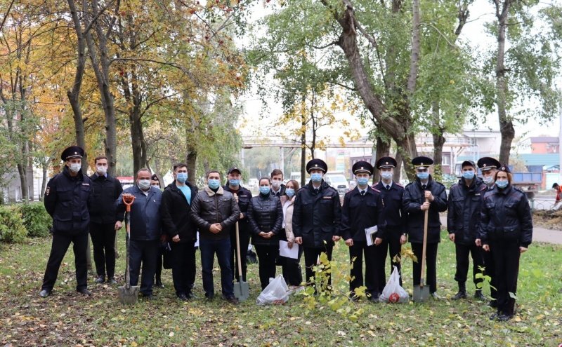 Полицейские в Воскресенске совместно с членом Общественного совета приняли участие в акции «Наш лес. Посади свое дерево»