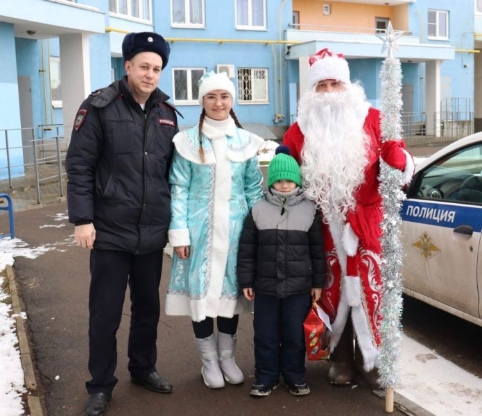 В Воскресенске сотрудники полиции провели акцию «Полицейский Дед Мороз» на одной из центральных улиц округа