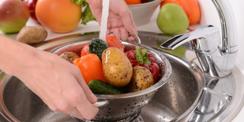 Роспотребнадзор напоминает, как правильно мыть продукты перед приготовлением и употреблением в пищу