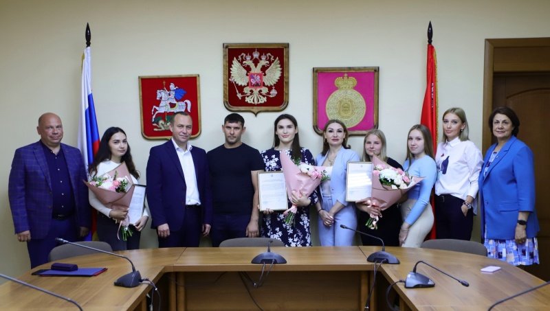 Глава городского округа Воскресенск вручил жилищные сертификаты 