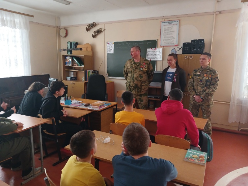 В Хорловской школе-интернате прошло внеурочное занятие, посвященное Дню воссоединения Крыма с Россией 