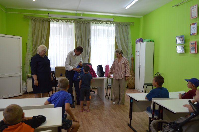 Депутат Госдумы Никита Чаплин передал детям-беженцам с Донбасса рюкзаки к новому учебному году