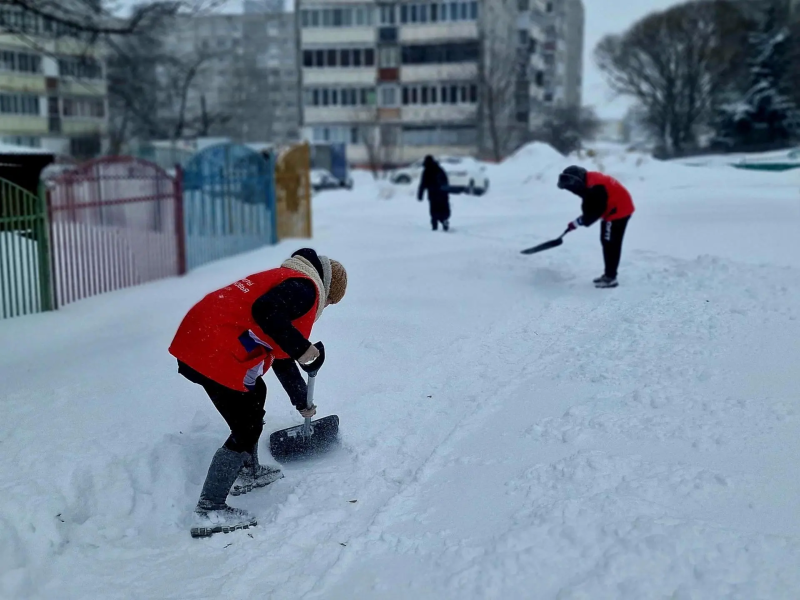 Волонтёры расчистили снег у детского сада «Ромашка» в Воскресенске