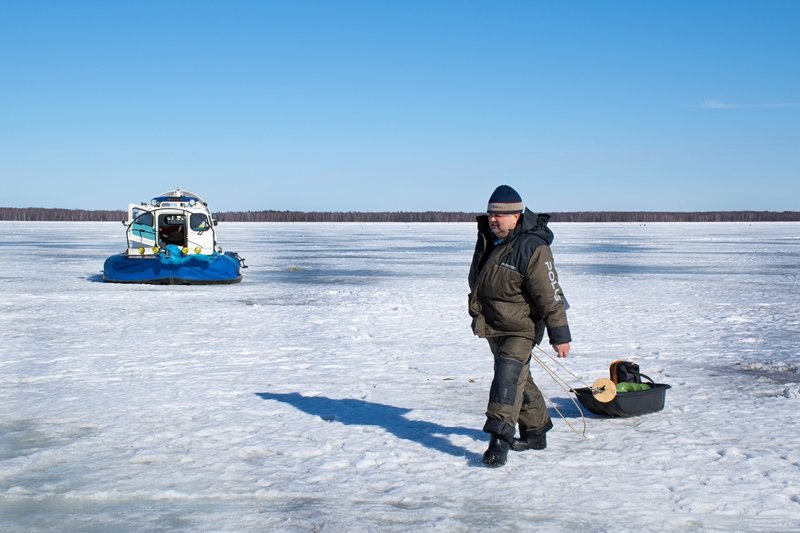Спасатели ГКУ МО «Мособлпожспас» рассказали рыбакам, как помочь провалившемуся под лед товарищу