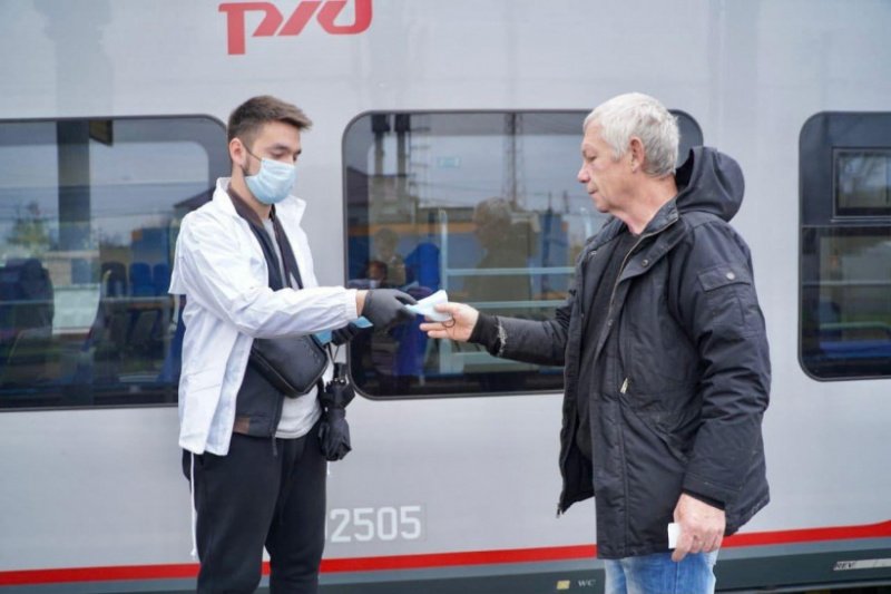 Волонтеры «Желдортранс» помогают жителям Подмосковья соблюдать масочный режим в транспорте