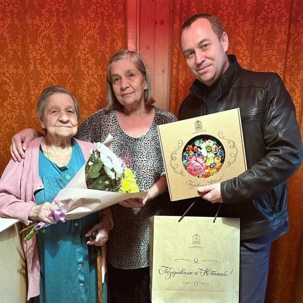 Глава городского округа Воскресенск поздравил труженицу тыла с 95-летием