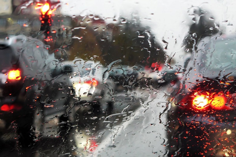 Минтранс Подмосковья призывает автомобилистов быть аккуратными за рулём из-за сильного дождя