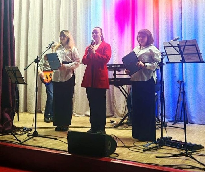 В деревне Ёлкино городского округа Воскресенск прошёл концерт в честь Дня Героев Отечества 