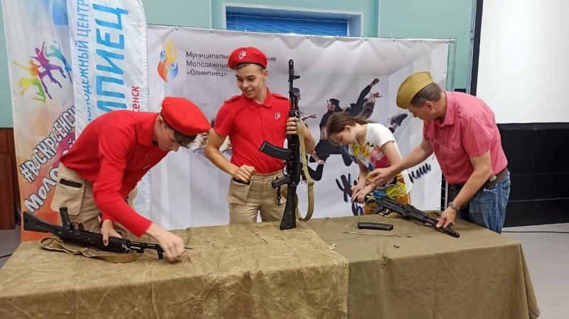 В молодежном центре «Олимпиец» проходят занятия по начальной военной подготовке 