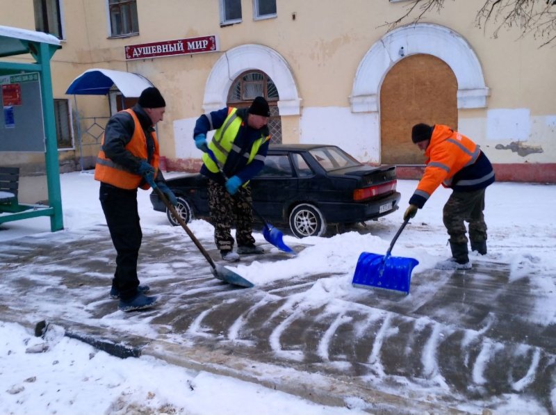 Уборка снега на дорогах и дворах Воскресенска