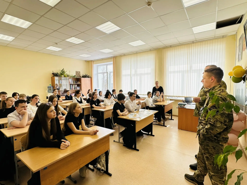 В школе Воскресенска прошёл патриотический час «Крым – частица России»