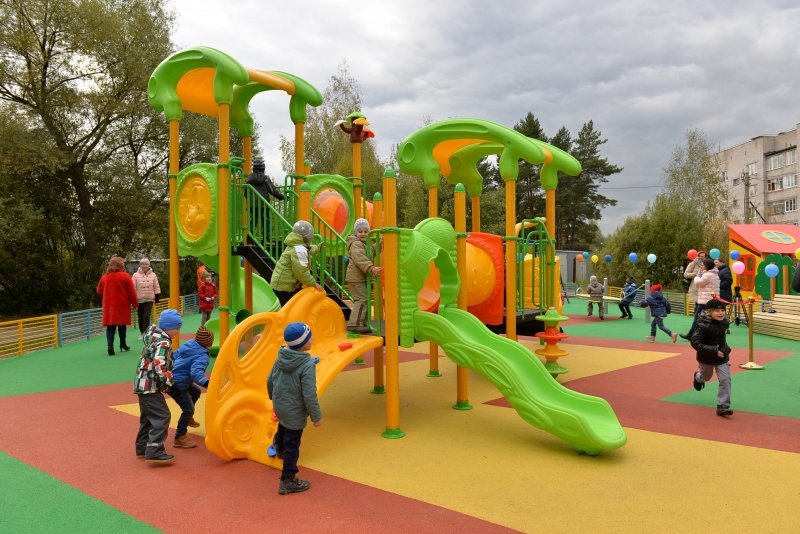В Подмосковье в 2023 году установят 135 детских площадок по программе губернатора 