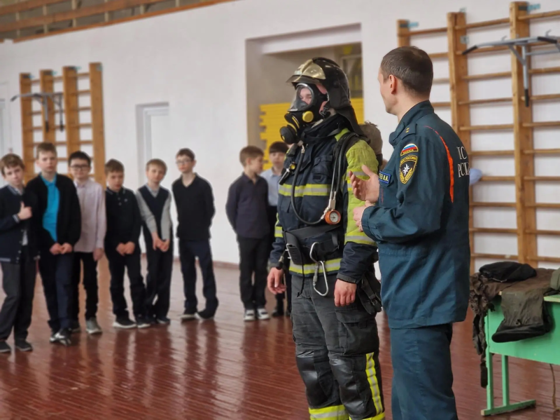 В гимназии Воскресенска пожарные провели урок безопасности для пятиклассников