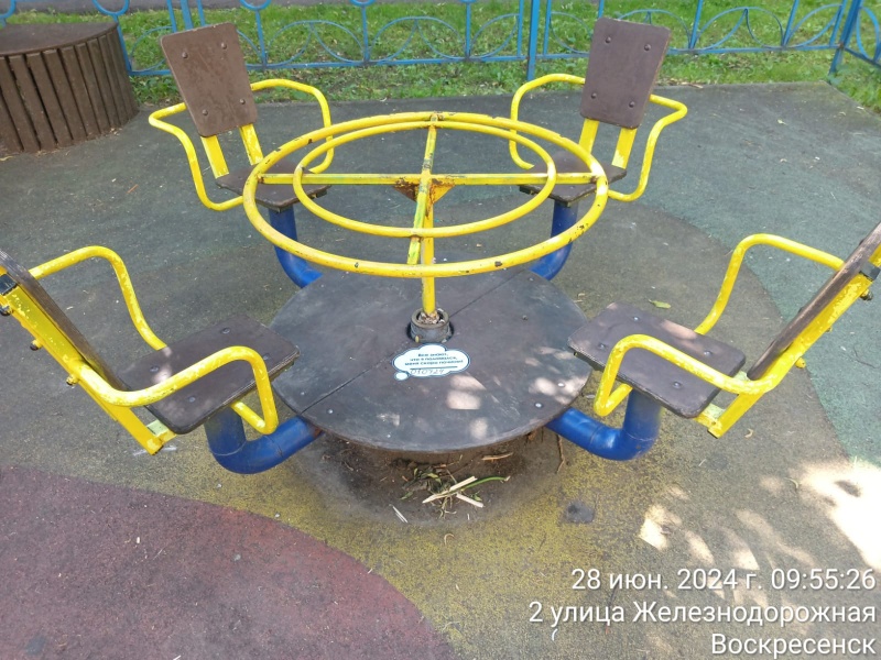 В городском округе Воскресенск ремонтируют игровое оборудование детских площадок