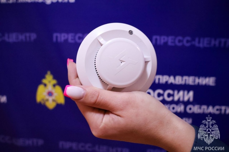 Дымовой пожарный извещатель помогает обнаружить возгорание ещё до появления открытого пламени