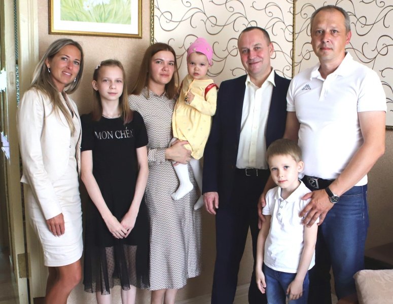 Глава городского округа Воскресенск поздравил многодетную семью с праздником 