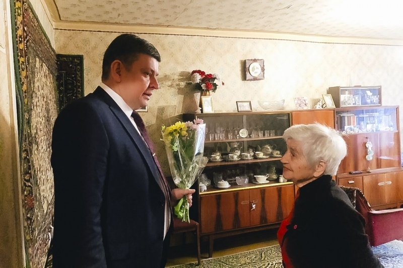 Артур Болотников поздравил с 95-летием труженицу тыла