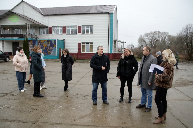 В деревне Ратчино городского округа Воскресенск реконструируют площадь 