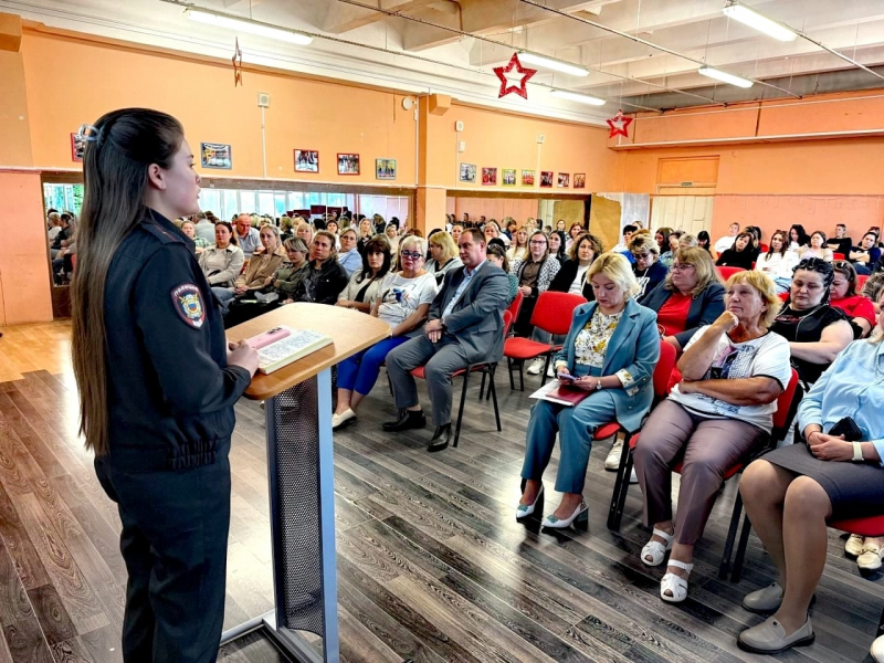Полицейский в Воскресенске приняла участие в родительском собрании