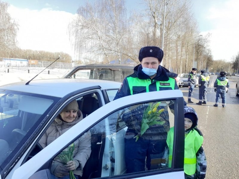 Сотрудники ГИБДД поздравили автоледи с Международным женским днём