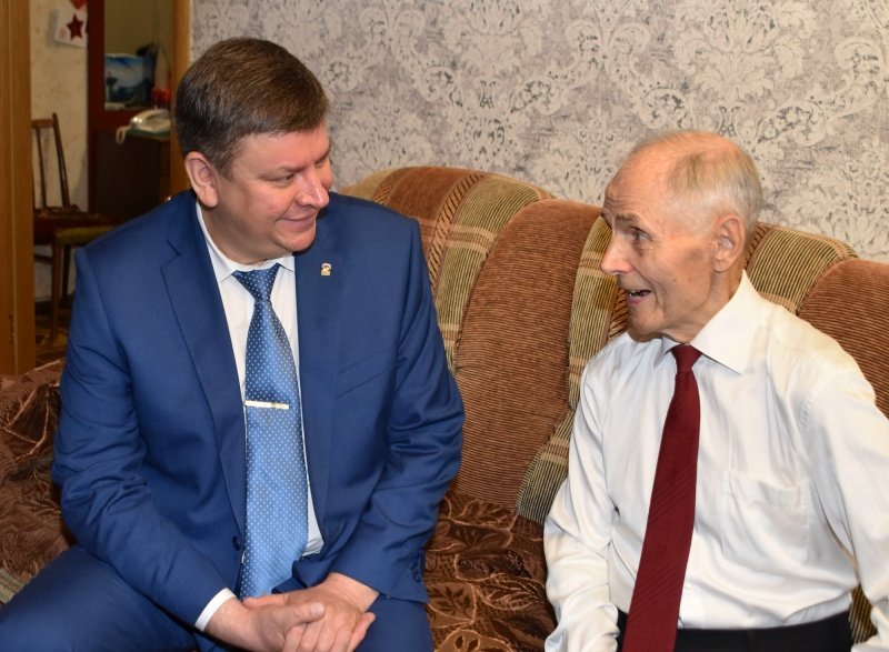 Артур Болотников поздравил с 95-летием почетного ветерана Московской области
