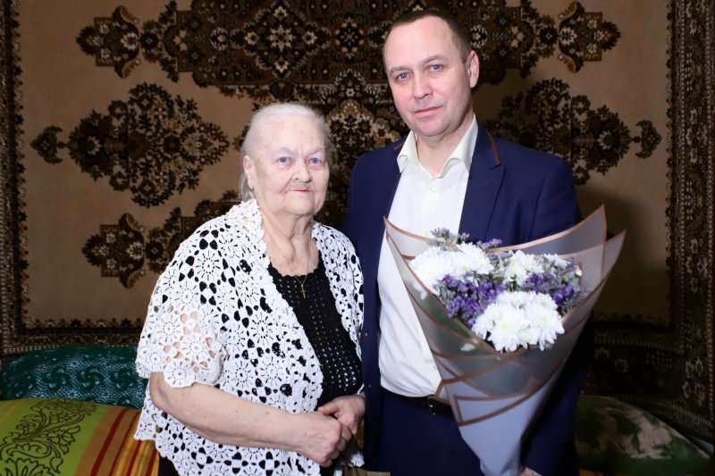 Глава городского округа Воскресенск поздравил с юбилеем ветерана труда 