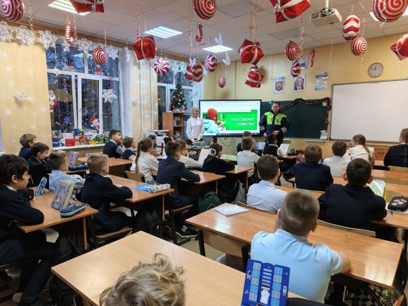 Сотрудники Госавтоинспекции в Воскресенске проводят беседы по безопасности в образовательных организациях