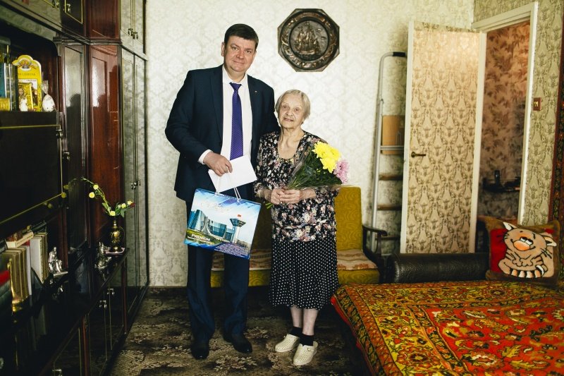 Артур Болотников поздравил с юбилеем труженицу тыла
