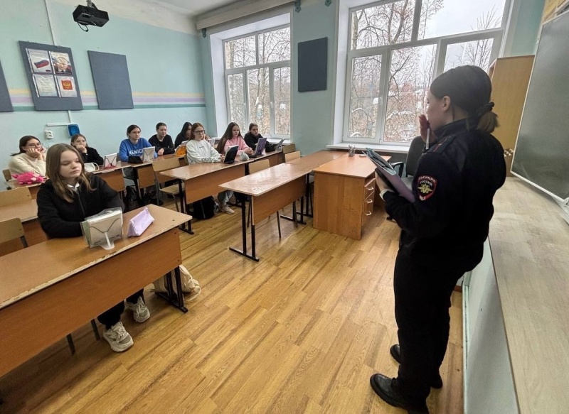 Сотрудница полиции в Воскресенске провела профилактические беседы с учащимися местной школы
