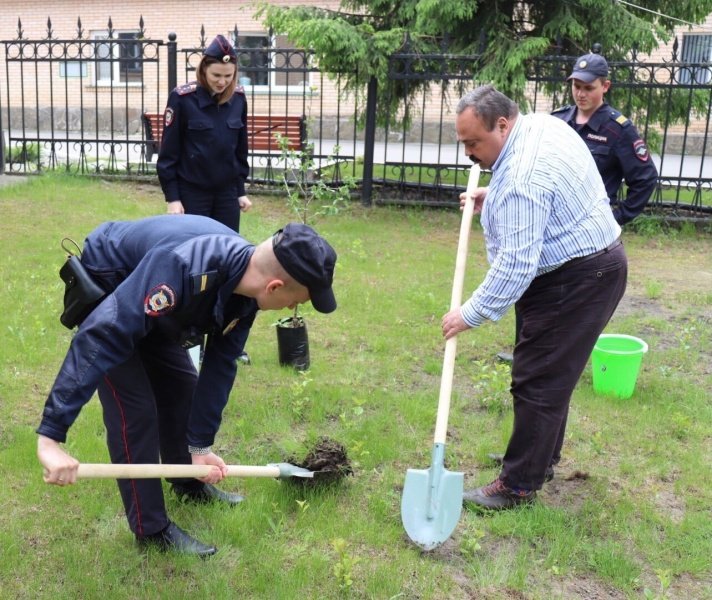 Полицейские в Воскресенске совместно с членом Общественного совета приняли участие в акции «Сад памяти»