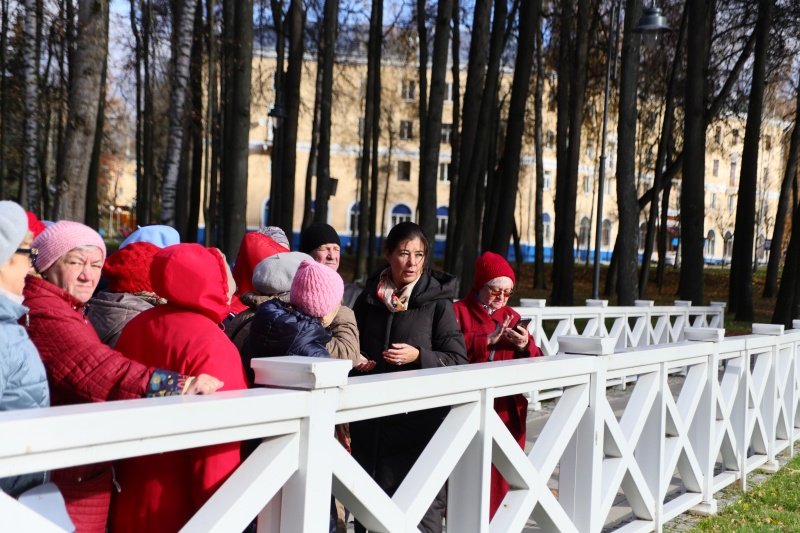 В парке усадьбы Кривякино состоялась экскурсия для участников клуба "Активное долголетие"