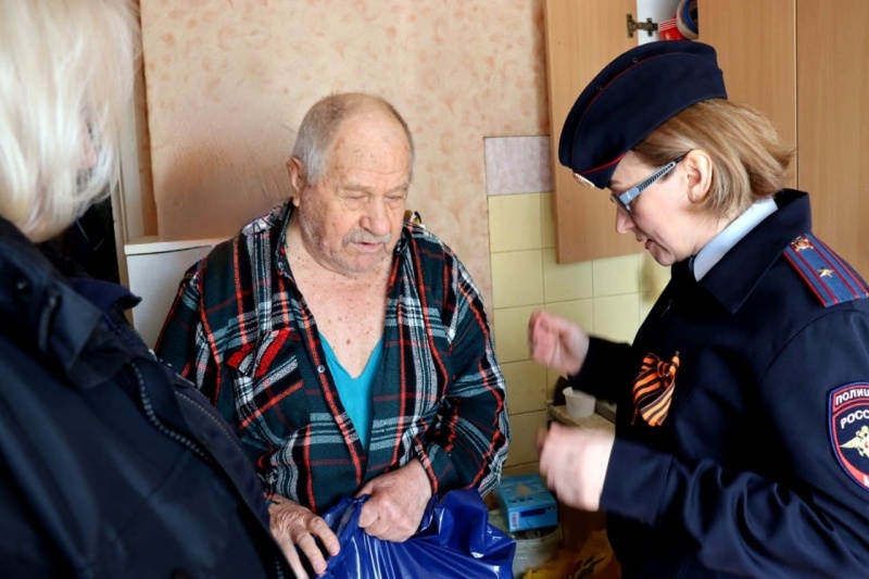 Полицейские в Воскресенске навестили ветерана органов внутренних дел и поздравили с 79-й годовщиной Дня Победы в Великой Отечественной войне