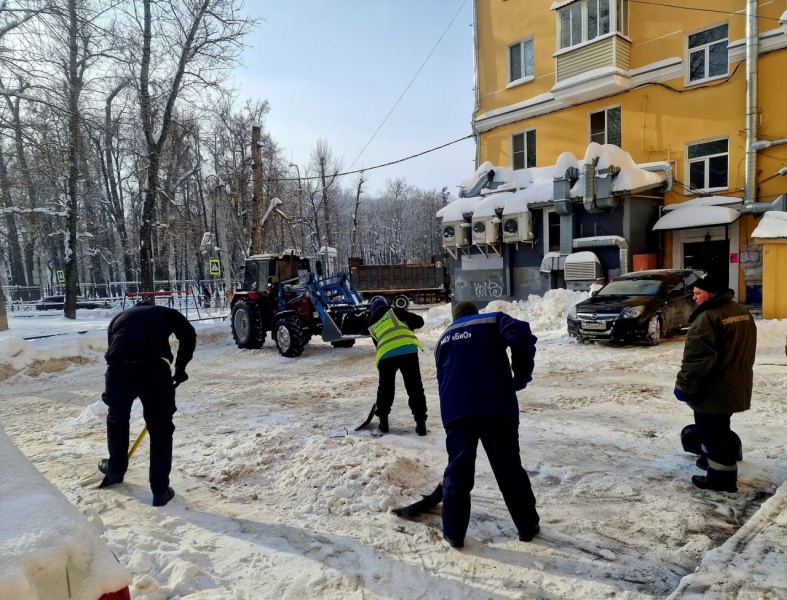 Двор на улице Октябрьской в Воскресенске очистили от снега 