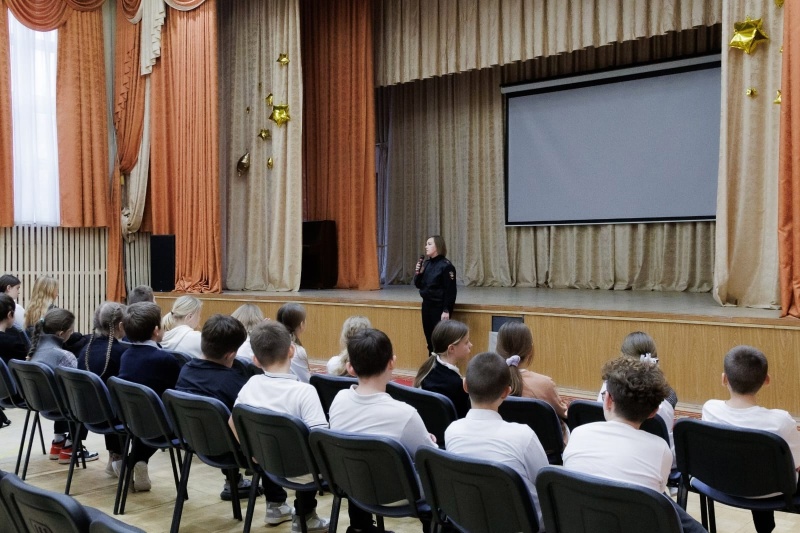 В Воскресенске полицейские и общественница провели профилактические беседы «Стоп! Буллинг» со школьниками