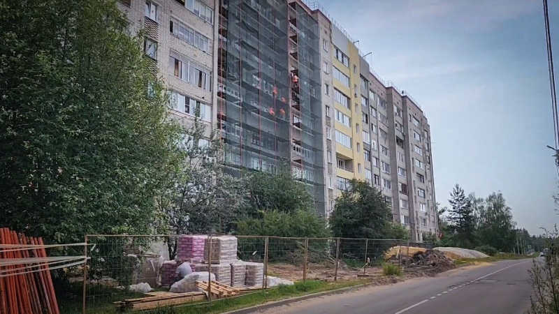 В городском округе Воскресенск проводят масштабную реконструкцию фасада многоквартирного дома 