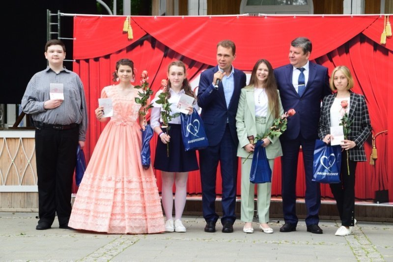 С особой торжественностью