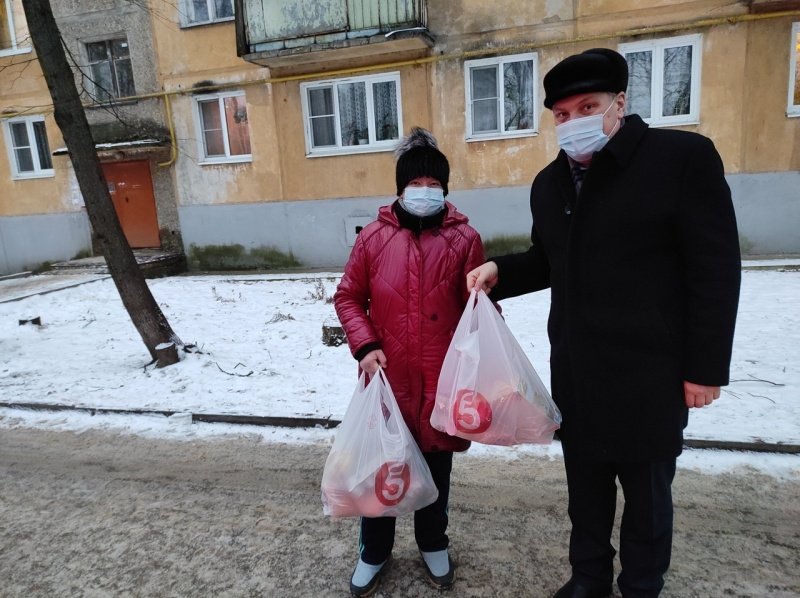 Алексей Мазуров вручил инвалидам подарки к Новому году