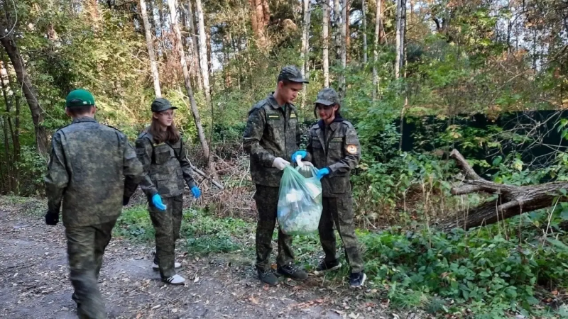 Воскресенские школьники совместно с лесничими провели экологический субботник