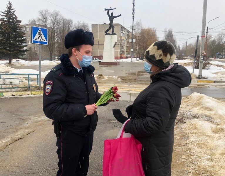 Участковые уполномоченные полиции УМВД России по г.о. Воскресенск поздравили женщин с праздником